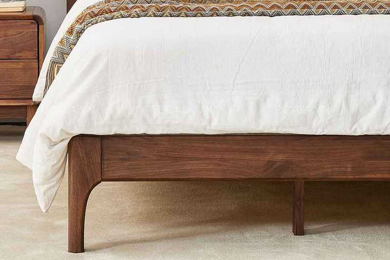Chân giường được thiết kế chắc chắn, vững chãi
